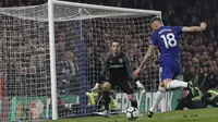 Penyerang Chelsea, Olivier Giroud, melepaskan tendangan ke gawang West Ham United pada laga Premier League 2019 di Stadion Stamford Bridge, Selasa (9/4). Chelsea menang 2-0 atas West Ham United. (AP/Alastair Grant)