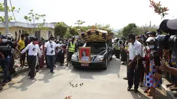 Sebuah mobil yang membawa jenazah Mya Thwet Thwet Khine dibawa ke pemakaman di Naypyitaw Myanmar (22/2/2021). Mya Thwet Thwet Khine dimakamkan di Naypyitaw Myanmar, Minggu, 21 Februari 2021. (AP Photo)