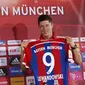Robert Lewandowski ketika diperkenalkan sebagai penggawa baru Bayern Muenchen (REUTERS/Michaela Rehle)