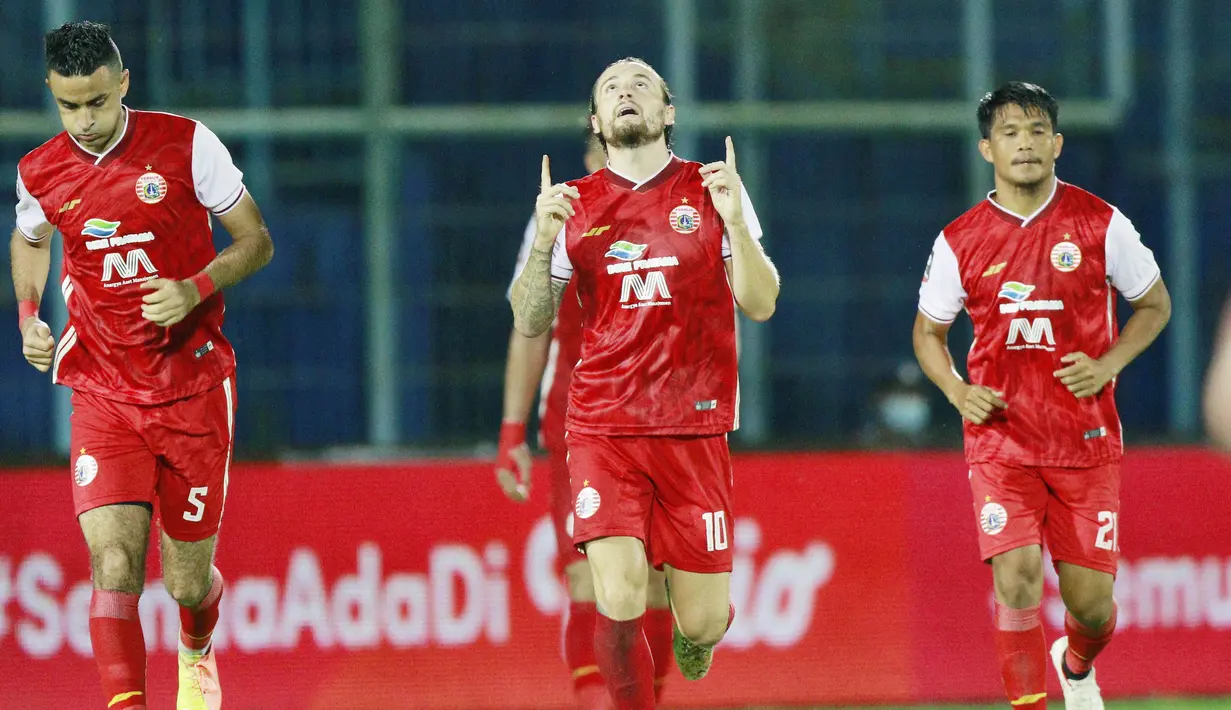 Marc Klok - Pemain naturalisasi ini dinobatkan sebagai pemain terbaik Piala Menpora 2021. Berkat kecerdasan dan kedisiplinannya di lini tengah Macan Kemayoran, Klok berperan besar dalam pencapaian Persija ke tangga juara. (Bola.com/M Iqbal Ichsan)