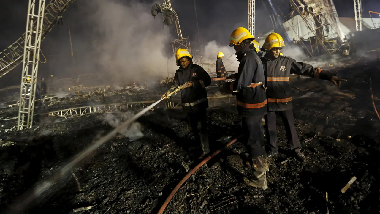 Panggung Terbakar, Amitabh Bachchan dan Pengunjung Kocar-Kacir