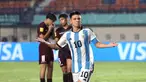 Pemain Timnas Argentina U-17, Claudio Echeverri melakukan selebrasi setelah mencetak gol ketiga timnya ke gawang Timnas Venezuela U-17 pada laga 16 besar Piala Dunia U-17 2023 di Stadion Si Jalak Harupat, Bandung, Selasa (21/11/2023). (Bola.com/Ikhwan Yanuar)