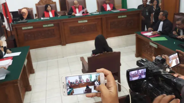 Artis Jennifer Dunn menjalani persidangan perdana dengan agenda pembacaan dakwaan