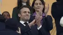 Presiden Prancis Emmanuel Macron bertepuk tangan pada awal pertandingan semifinal Piala Dunia 2022 antara Prancis dan Maroko di Stadion Al Bayt di Al Khor, Qatar, Kamis (15/12/2022). Prancis berhasil melaju ke babak final setelah mengalahkan Maroko 2-0. (AP Photo/Christophe Ena)