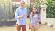 Serena Francis selaku CEO BeTA Academy bersama CEO Garudayaksa FC Dusan Bogdanovic, di Depan rumah Ketua Dewan Pembina Garudayaksa FC. Prabowo Subianto. (Bola.com/Dok.Garudayaksa FC).