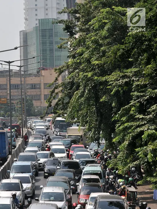 Suasana kemacetan di kawasan Tanah Abang, Jakarta, Selasa (1/5). Akibat pengalihan arus lalu lintas di Hari Buruh Sedunia, kemacetan terjadi di Tanah Abang mulai perempatan lampu merah TPU Karet Bivak hingga arah Slipi. (Merdeka.com/Iqbal S. Nugroho)