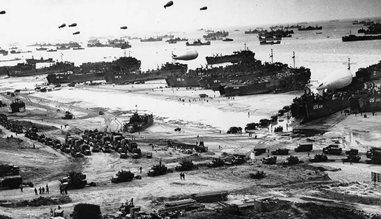 Beberapa kendaraan tempur turun dari kapal LST di Normandia, Perancis pada Juni 1944 silam. (AFP PHOTO/US NAVY Historical Center)