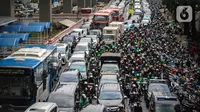 Kendaraan terjebak macet di Jalan Rasuna Said, Kuningan, Jakarta, Rabu (22/1/2020). Kemacetan di depan Kantor Kemenkumham ini  imbas dari unjuk rasa warga Tanjung Priok yang memprotes dan menuntut Menkumham Yasonna Laoly minta maaf. (Liputan6.com/Faizal Fanani)
