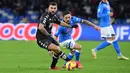 Penyerang Empoli, Patrick Cutrone berebut bola dengan bek Napoli, Mario Rui dalam laga pekan ke-17 Serie A Liga Italia di Stadio Diego Armando Maradona, Senin (13/12/2021) dini hari WIB. Napoli secara mengejutkan tumbang di markas sendiri saat menjamu Empoli, 0-1. (Tiziana FABI / AFP)