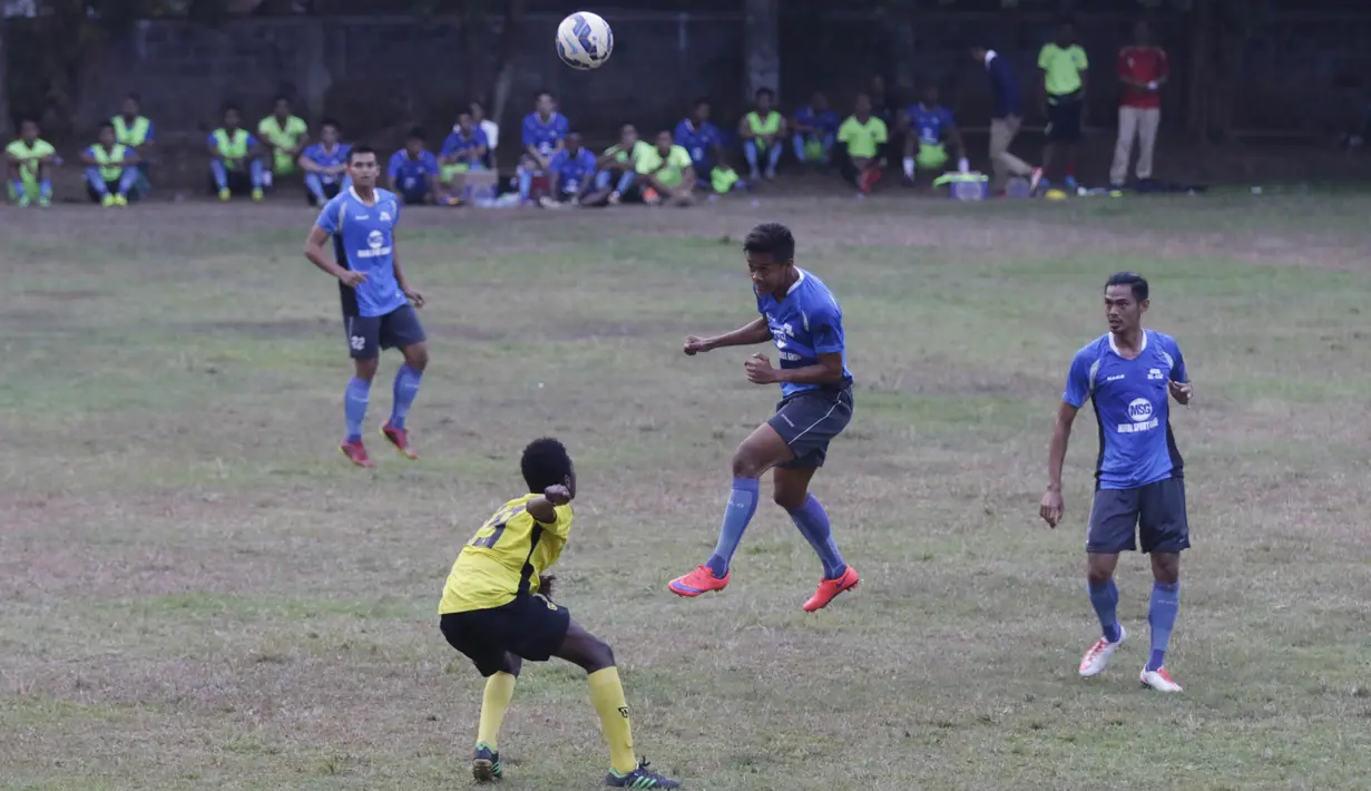 Pemain PBR, Afrinaldi menyundul bola saat laga persahabatan melawan Villa 2000 jelang Piala Jenderal Sudirman di Lapangan ISCI, Jakarta, Kamis (5/10/2015). PBR berhasil menang 2-0. (Bola.com/Vitalis Yogi Trisna)