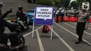 Polisi mengarahkan pengendara sepeda motor yang melintas di sekitar Gedung DPR RI, Jakarta, Kamis (17/10/2019). Polisi kembali menutup sejumlah ruas jalan menuju kawasan Gedung DPR RI guna menjaga kondusifitas jelang pelantikan Presiden dan Wakil Presiden terpilih. (Liputan6.com/JohanTallo)