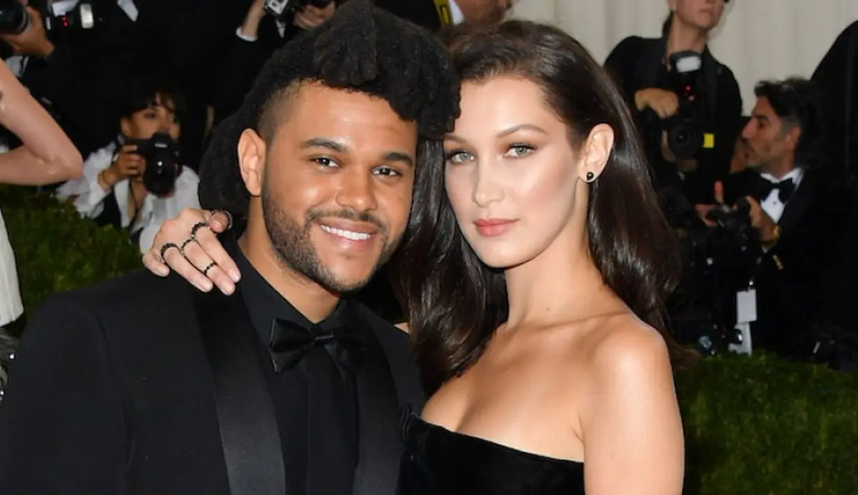 Dilansir dari US Magazine, The Weeknd tertangkap berciuman di Coachella Valley Music dengan Bella Hadid. (George Pimentel/WireImage/USWeekly)