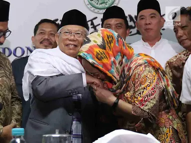 Budayawati Sukmawati Soekarnoputri mengenakan kerudung berwarna oranye mencium tangan Ketua MUI KH Ma'ruf Amin usai pertemuan dengan MUI di kantor MUI, Jakarta, Kamis (5/4). (Liputan6.com/Angga Yuniar)