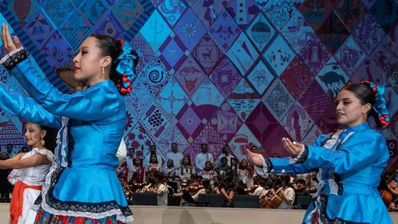 Pertunjukan saat World Day for Cultural Diversity for Dialogue and Development (Hari Keanekaragaman Budaya untuk Dialog dan Pembangunan). (UNESCO/Carlos Villavicencio)