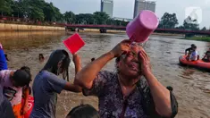 Warga melakukan tradisi keramas bersama di Sungai Cisadane di Kampung Babakan, Tangerang, Selasa (21/3/2023). (Liputan6.com/Angga Yuniar)