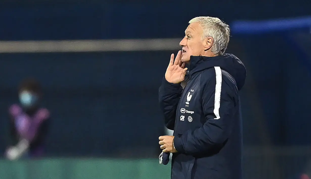 Pelatih Prancis, Didier Deschamps, memberikan arahan kepada pemainnya saat menghadapi Kroasia pada laga lanjutan UEFA Nations League 2020/2021 di Maksimir Stadium, Kamis (15/10/2020) dini hari WIB. Prancis menang 2-1 atas Kroasia. (AFP/Denis Lovrovic)