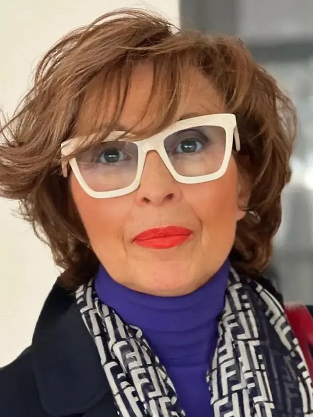 Model Rambut Ibu-Ibu Berkacamata