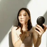 Ilustrasi perempuan menggunakan base makeup. (Cr: Polina Tankilevitch/Pexels)