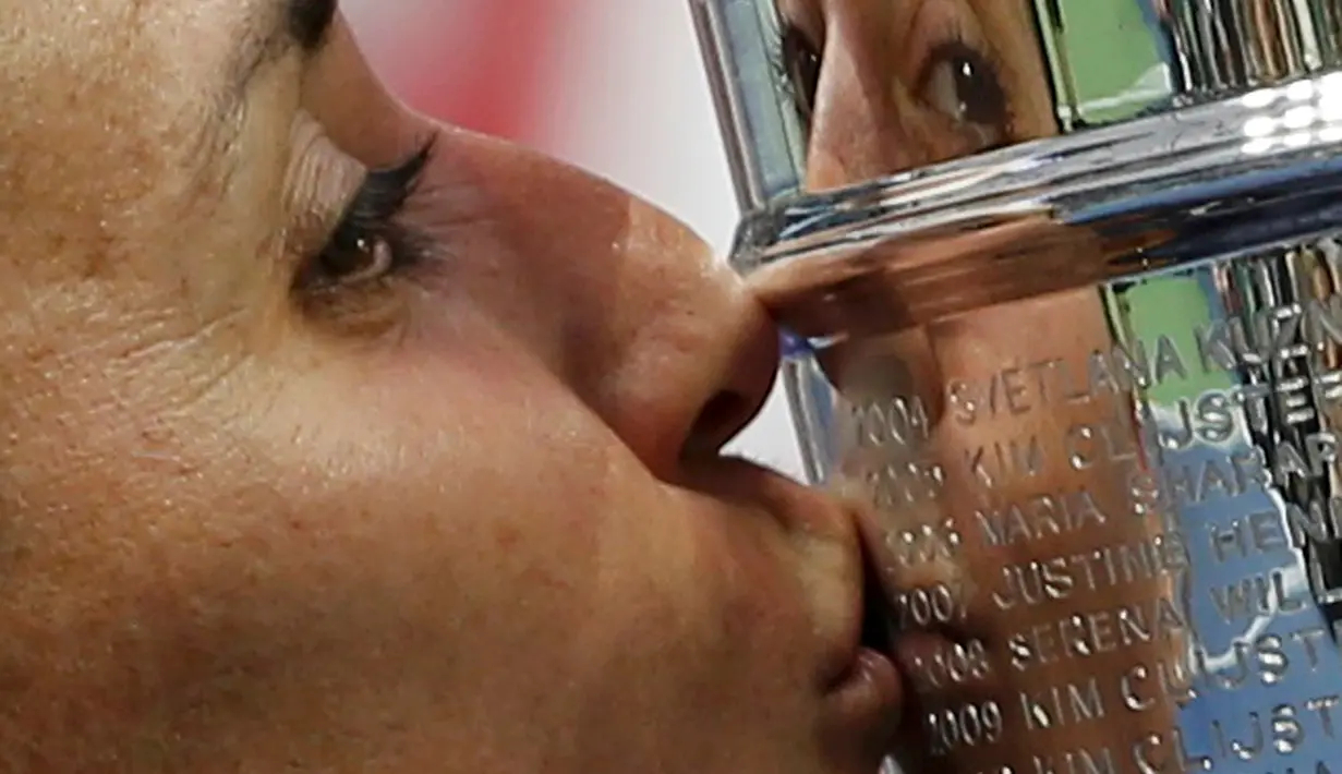 Petenis putri Italia, Flavia Pennetta, mencium trofi AS Terbuka setelah mengalahkan Roberta Vinci di final tunggal putri turnamen Tenis AS Terbuka 2015 New York, AS. Sabtu (12/9/2015). (Reuters/Mike Segar)