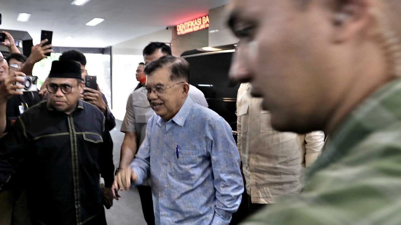 FOTO: Rismon Hasiholan Sianipar Dilaporkan Jusuf Kalla ke Bareskrim