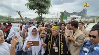 Menteri PUPR Basuki Hadimuljono mengenakan baju adat peci bercorak khas Suku Dayak saat menghadiri Upacara HUT Ke-79 Kemerdekaan RI Ibu Kota Nusantara (IKN), Kalimantan Timur.