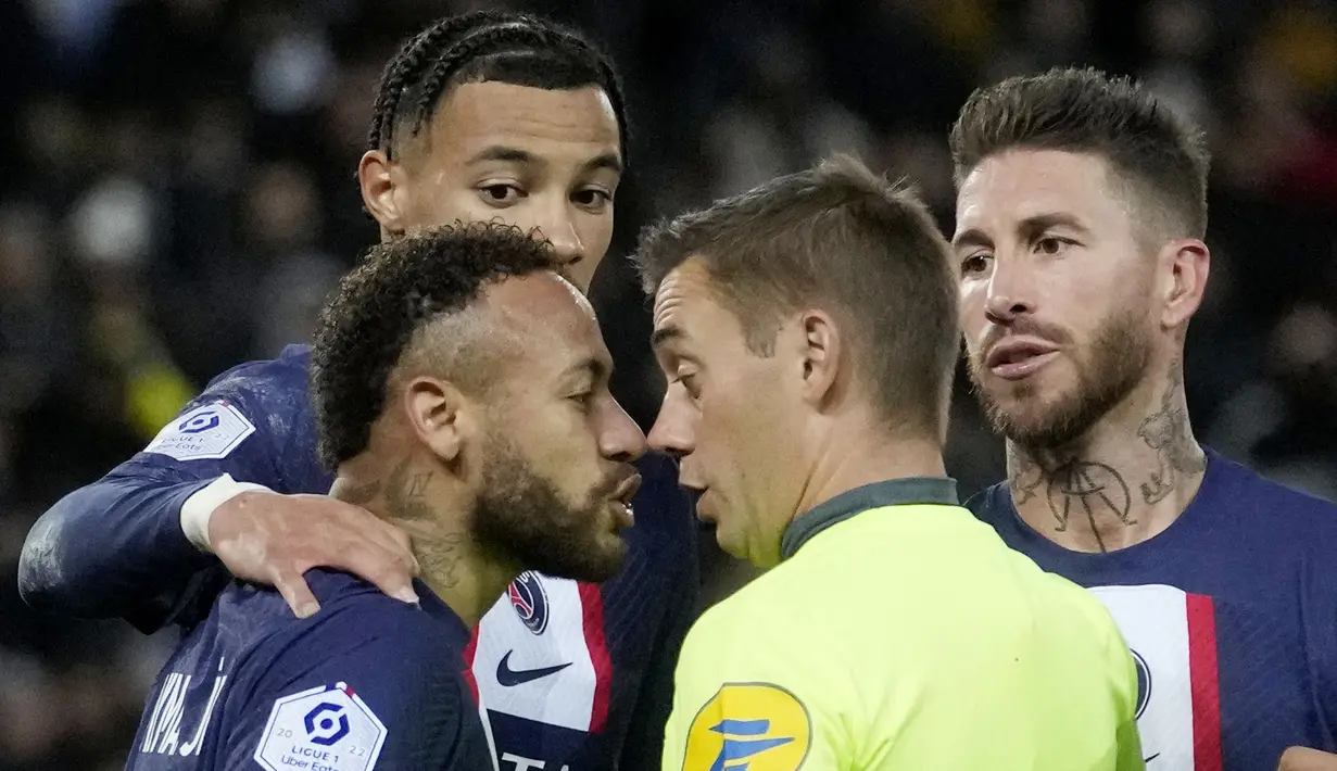 Neymar sempat protes keras pada Turpin atas kartu merah yang didapatnya. Pemain asal Brasil sempat adu argumen dengan Turpin, bahkan tepat di hadapan wajah sang wasit. Namun, Turpin tak menganulir keputusan yang dibuat. (AP Photo/Thibault Camus)