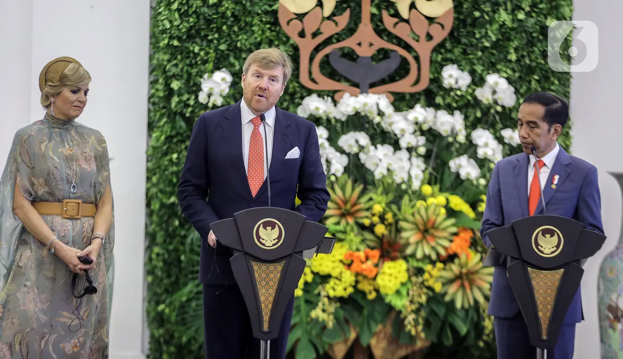 Raja Belanda Willem Alexander (tengah) didampingi Ratu Maxima Zorreguieta Cerruti (kiri) dan Presiden Joko Widodo (kanan) menyampaikan keterangan di Istana Bogor, Jawa Barat, Selasa (10/3/2020). Raja dan Ratu Belanda mengunjungi Indonesia untuk peningkatan kerja sama. (Liputan6.com/Faizal Fanani)