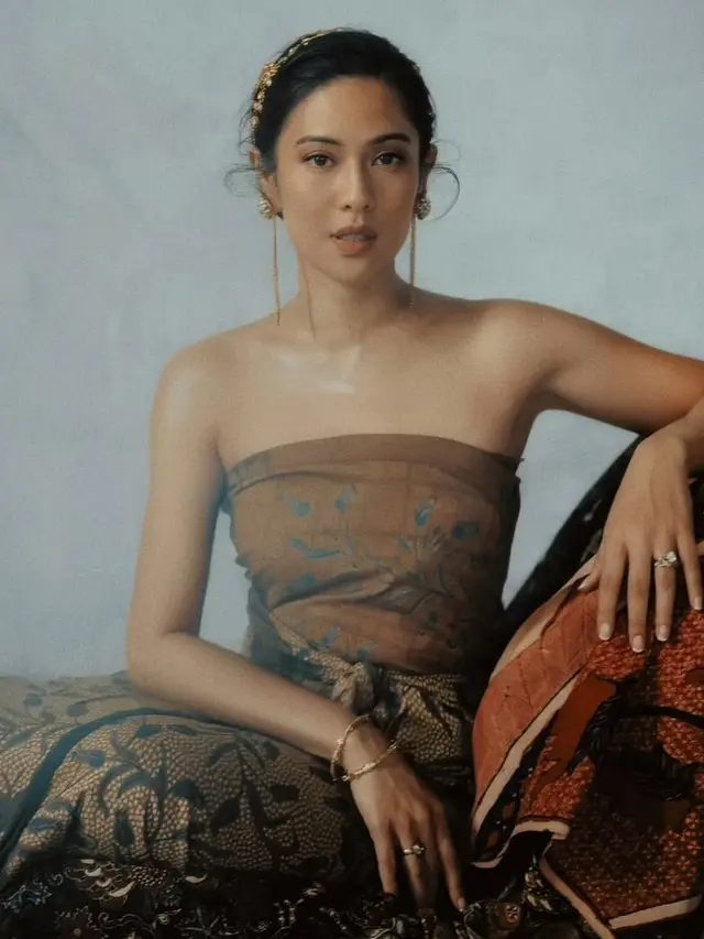 Dian Sastrowardoyo pakai batik. [@therealdisastr]