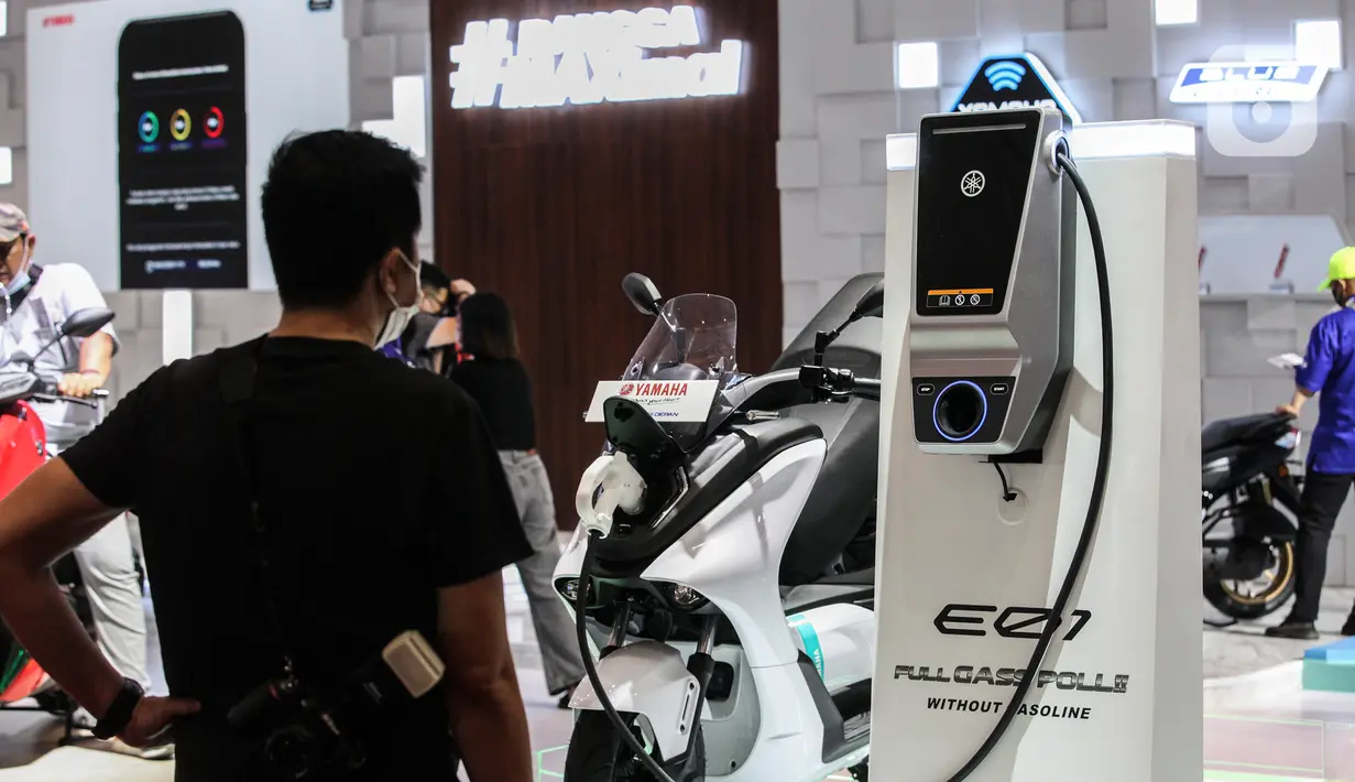 Pengunjung memperhatikan cara pengisian bahan bakar sepeda motor listrik yang dipamerkan pada pembukaan Indonesia Motorcycle Show (IMOS) 2022 di Jakarta Convention Center (JCC), Jakarta, Rabu (2/11/2022). Acara ini berlangsung pada tanggal 2 hingga 6 November 2022. (Liputan6.com/Johan Tallo)