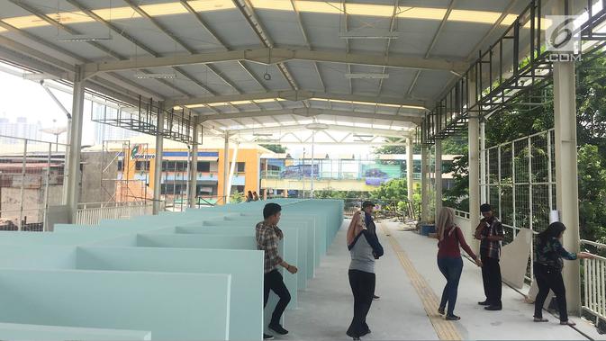 Warga beraktivitas di skybridge Tanah Abang, Jakarta, Senin (15/10). Meski belum selesai pembangunannya, namun jembatan multi guna yang menghubungkan Stasiun Tanah Abang dan Blok G Tanah Abang ini telah soft launching. (Liputan6.com/Immanuel Antonius)