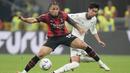 Pemain AC Milan, Noah Okafor, berebut bola dengan pemain Lazio, Daichi Kamada, pada giornata ketujuh Serie A 2023/2024 di Stadion San Siro, Mingggu (1/10/2023). AC Milan berhasil unggul terlebih dahulu melalui gol Christian Pulisic sementara Noah Okafor mengunci kemenangan Rossoneri di akhir babak kedua. (AP Photo/Luca Bruno)