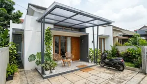 8 Desain Kanopi Teras Minimalis dengan Rangka Hollow dan Atap Transparan