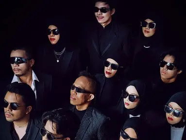 Ini dia kekompakan kesebelasan yang dikenal Gen Halilintar di pemotretan keluarga terbaru. Diarahkan oleh Abqariyyah, putri kelima Geni Faruk, pose keluarga besar Atta ini terlihat keren. Penampilan mereka seolah bak geng mafia ala film laga. (Liputan6.com/IG/@genhalilintar)