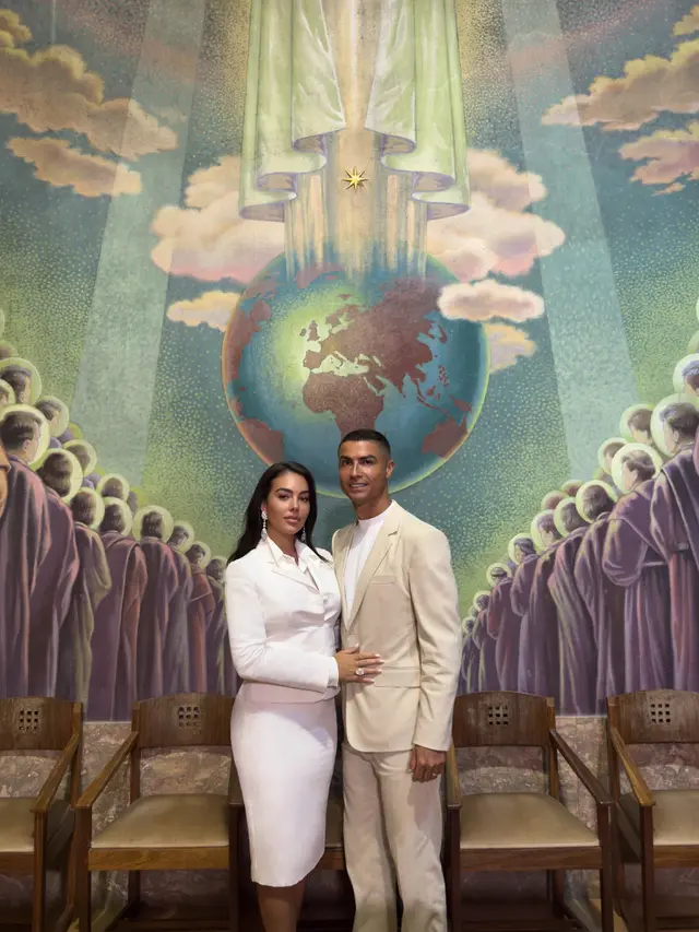 Georgina Rodriguez dan Cristiano Ronaldo Resmi Menikah dengan Busana Serba Putih yang Sederhana