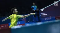 Tunggal putra Malaysia, Lee Chong Wei mengembalikan kok ke pebulu tangkis Hong Kong, Ng Ka Long Angus pada 32 besar Indonesia Open 2018, Istora GBK, Jakarta, Rabu (4/7). Lee Chong Wei unggul 21-15, 18-21, 21-10. (Liputan6.com/Helmi Fithriansyah)