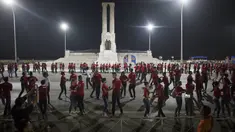  Ribuan Penari menari bersama untuk memecahkan rekor dunia untuk peserta terbanyak menari " rueda de casino " di Havana, Kuba, (25/11). " rueda de casino " merupakan tarian koreografi dari Kuba. (REUTERS/Alexandre Meneghini)