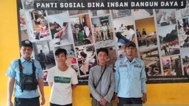Petugas Suku Dinas Sosial Jakarta Barat mengamankan dan membawa seorang pria yang diduga Orang Dengan Gangguan Jiwa (ODGJ) ke Panti Sosial Kedoya.