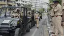 Personel polisi duduk di kendaraan segala medan (ATV) yang digunakan untuk berpatroli di pantai selama peluncurannya di Mumbai, Senin (7/6/2021). ATV ini juga akan dikerahkan dalam beberapa operasi penyelamatan di mana kendaraan normal tidak dapat mencapainya. (Sujit Jaiswal / AFP)