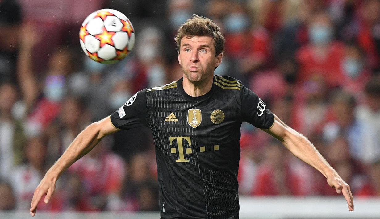 <p>Meski Bayern München harus absen dari babak semifinal Liga Champions pada musim ini, Thomas Muller tetaplah tercatat sebagai salah satu pemain dengan penampilan terbanyak di partai empat besar tersebut. Sang gelandang telah membuat 15 penampilan dan memenangkan dua trofi Liga Champions sejauh ini. (AFP/Patricia De Melo Moreira)</p>