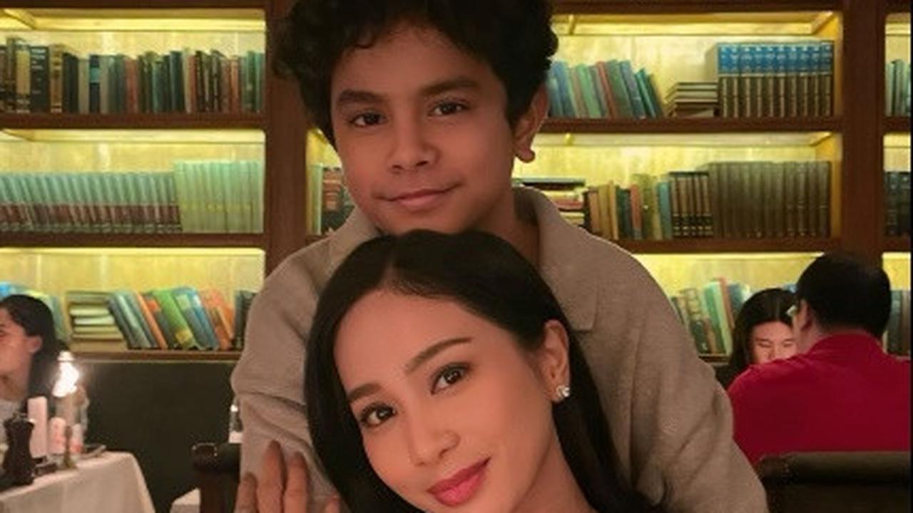 7 Potret Bunga Zainal Dinner Bareng Keluarga, Salfok 2 Anak Lelakinya Sudah Besar dan Ganteng Semua