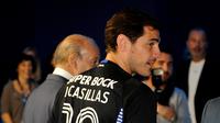 Iker Casillas dengan no. 12 di punggungnya saat berkunjung ke Museum FC Porto di Stadion Dragao, Porto, Portugal. (14/7/2015). (AP Photo/Paulo Duarte)