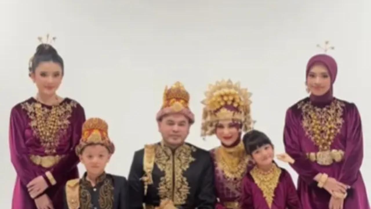 Photoshoot Irish Bella Bersama Keluarga, Inspirasi Menarik Outfit Formal dan Bertema Adat