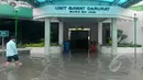 Banjir juga merendam ruang Unit Gawat Darurat di Rumah Sakit Islam Jakarta, Senin (9/2/2015). (Liputan6.com/Herman Zakharia)