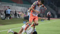 Pesepak bola Persib Bandung dan Garudayaksa FC berebut bola dalam pertandingan pekan ketujuh BRI Super League 2026/2027 di Stadion Pakansari, Cibinong, Minggu (25/10/2026). Persib berhasil meraih kemenangan dramatis dengan skor 2-1. (KLY/Budy Santoso)