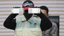Petugas KPK menunjukkan barang bukti uang tunai hasil operasi tangkap tangan (OTT) terkait dugaan suap pengurusan Hak Guna Bangunan (HGB) di Kantor BPN Kabupaten Bogor, Jakarta, Selasa (15/9/2026). Uang sitaan tersebut bernilai sekitar Rp106,3 miliar. (KLY/Budy Santoso)