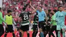 Pemain Sporting, Ricardo Esgaio (kedua kiri) mendapatkan kartu merah dari wasit dalam laga lanjutan Liga Portugal 2024/2025 melawan Benfica di Stadion da Luz, Lisbon, Portugal, Sabtu (10/05/2025) waktu setempat. (AP Photo/Armando Franca)