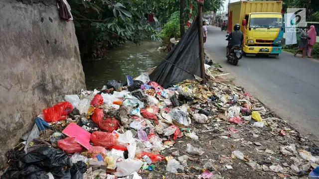 Sampah di Kota Depok Penuhi Bahu Jalan