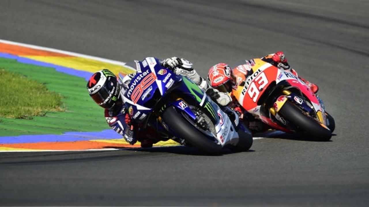 Lorenzo angkat trofi juara dunia MotoGP 2015