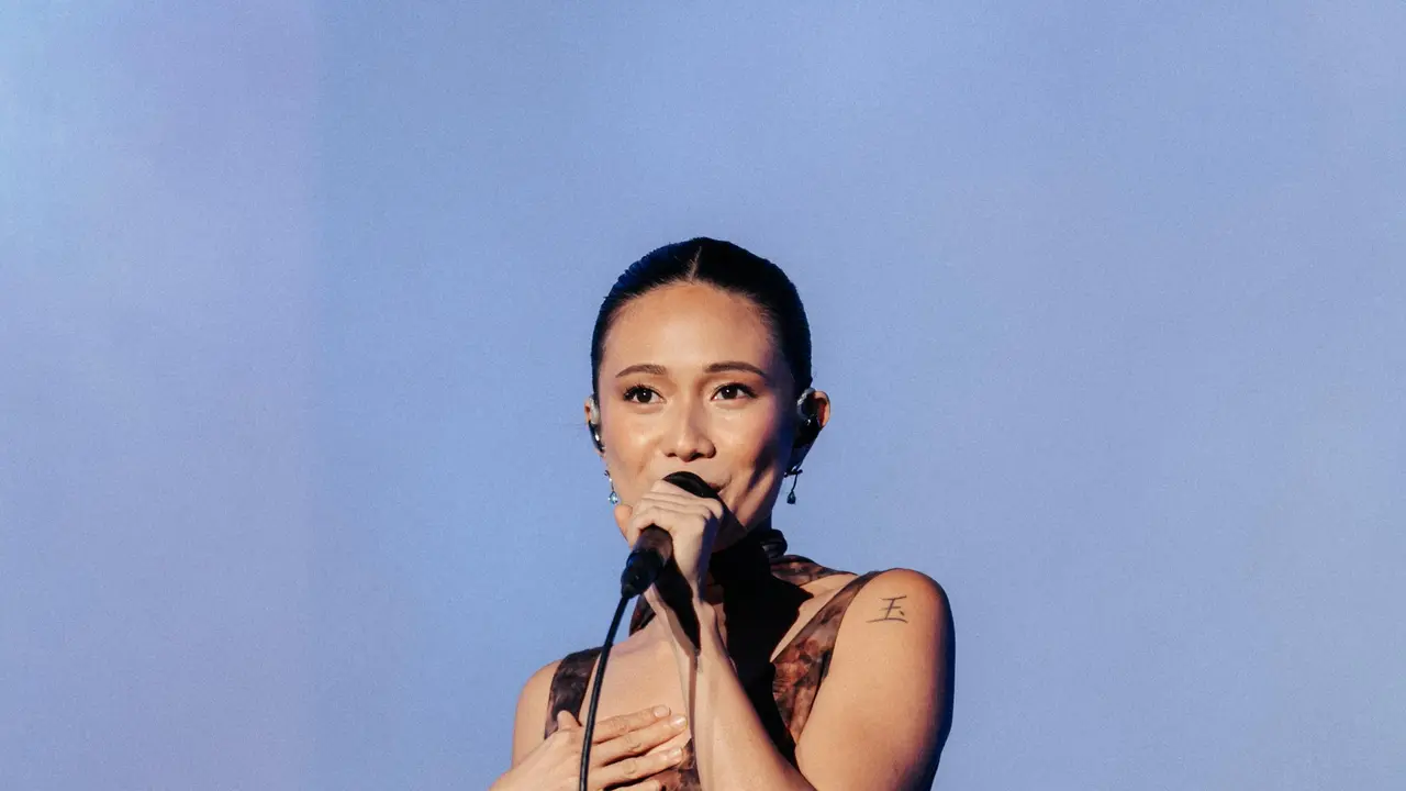 Malam Debut Niki Zefanya di Prambanan Jazz 2026 yang Magis, Tampil dengan Gaun Abstrak