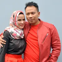 Tidak sedikit yang meragukan kebenaran rencana pernikahan Vicky Prasetyo dan Angel Lelga. Publik bahkan belum percaya keduanya akan meresmikan hubungannya. Apalagi keduanya menjalin kisah asmara singkat. (Nurwahyunan/Bintang.com)
